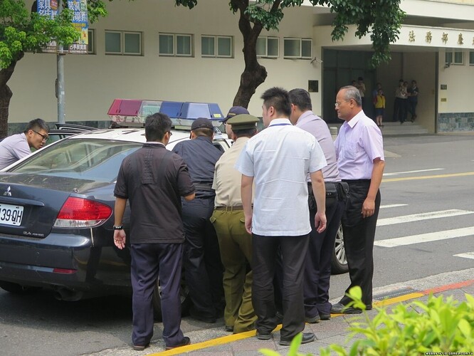 總統府後門憲兵遭持刀攻擊 濺血送醫.jpg