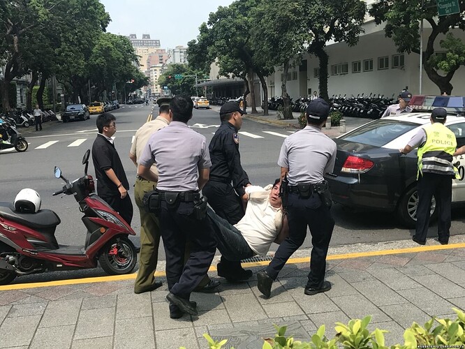 武士刀砍總統府憲兵 從軍史館偷的6.jpg