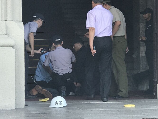 武士刀砍總統府憲兵 從軍史館偷的.jpg