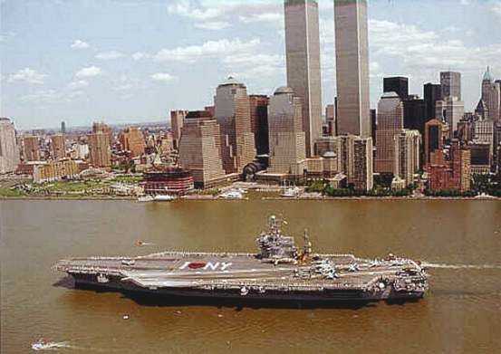 行經紐約市曼哈坦島的 甘乃迪號 (CV-67) 航空母艦。.jpg